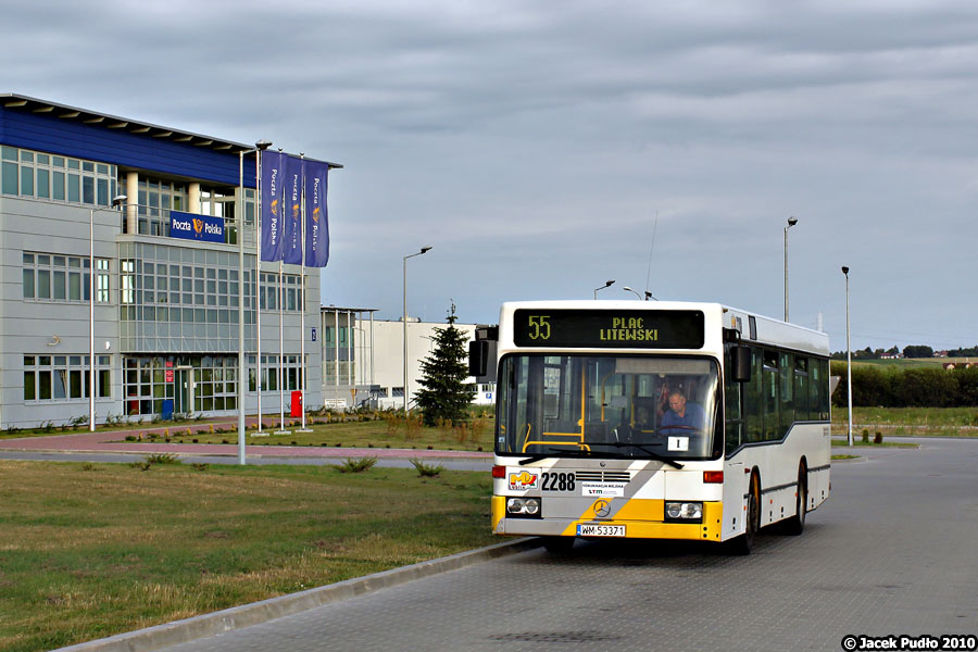 2288
Mercedes na końcowym w strefie. Być może lepiej byłoby, gdyby dojeżdżała tutaj linia 14 lub 28 - uniknięto by tym samym burzenia rozkładu 55 wydłużonymi kursami i wariantami przez zakorkowaną ulicę Lubelskiego Lipca 80.
