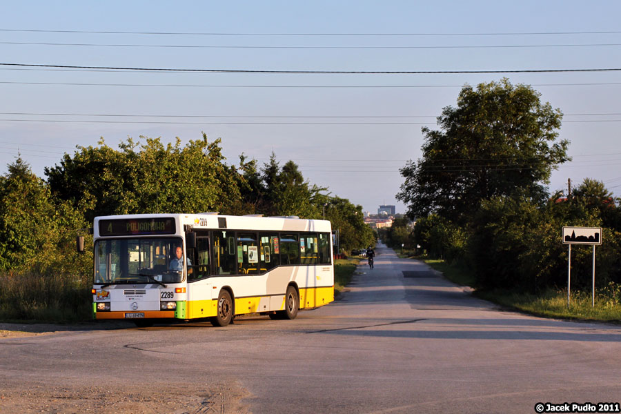 2289
Przejechałem się rowerem na Poligonową i akurat dogoniła mnie czwórka. Na horyzoncie, na samej osi ulicy wdzięczy się nowy  "drapacz chmur" na Zana.
