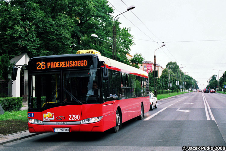 2290
Najlepsze zdjęcia na Racławickich wychodzą ze środka jezdni. W miejscu, gdzie stoi solaris, jeszcze parę dni wcześniej była trzymetrowa dziura.
