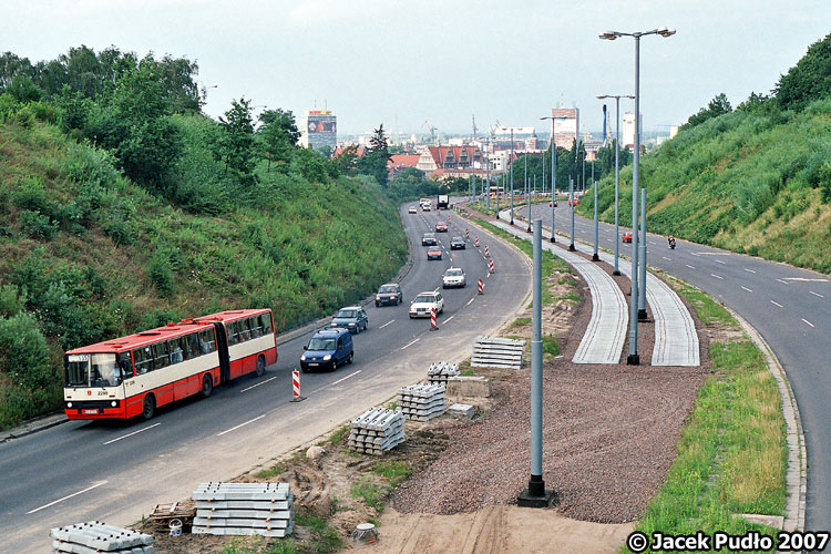 Ikarus 280.26 #2299
Przegubowiec pnie się pod górę trasą na Chełm. Jednak już niedługo zaczną tu panować tramwaje.
