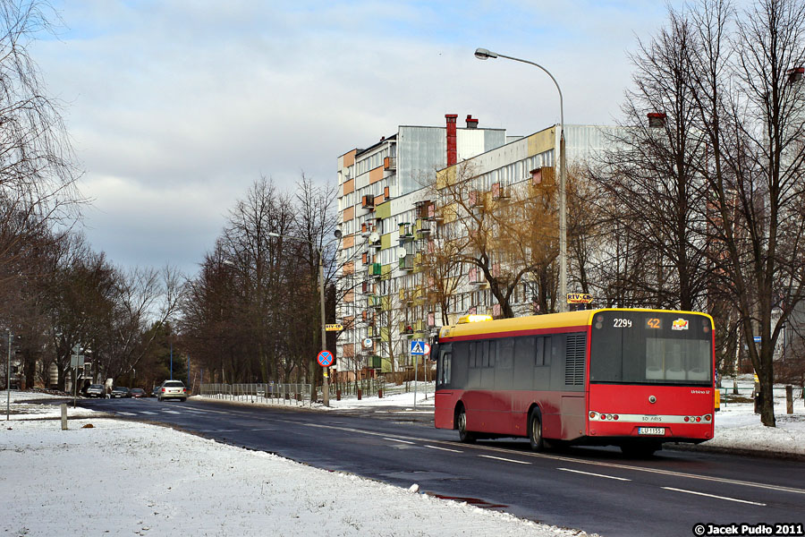 2299
W latach 80-tych numer 42 był numerem linii podmiejskiej do Krężnicy Jarej, a już w 1991 roku numer ten stał się symbolem linii uzupełniającej łączącej Czuby z Czechowem. I tak trwa do dziś, 20 lat po niemalże tej samej trasie.
