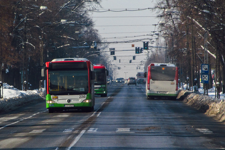 2350
Racławickie na dużym przybliżeniu - widać szczyt słupa oświetleniowego na Rondzie Krwiodawców. fot. Margol
