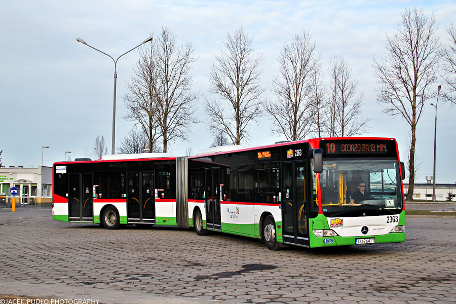 2363
Mercedes pod chłodnią na trylinkowej nawierzchni. Wówczas jeden z najnowszych autobusów.
