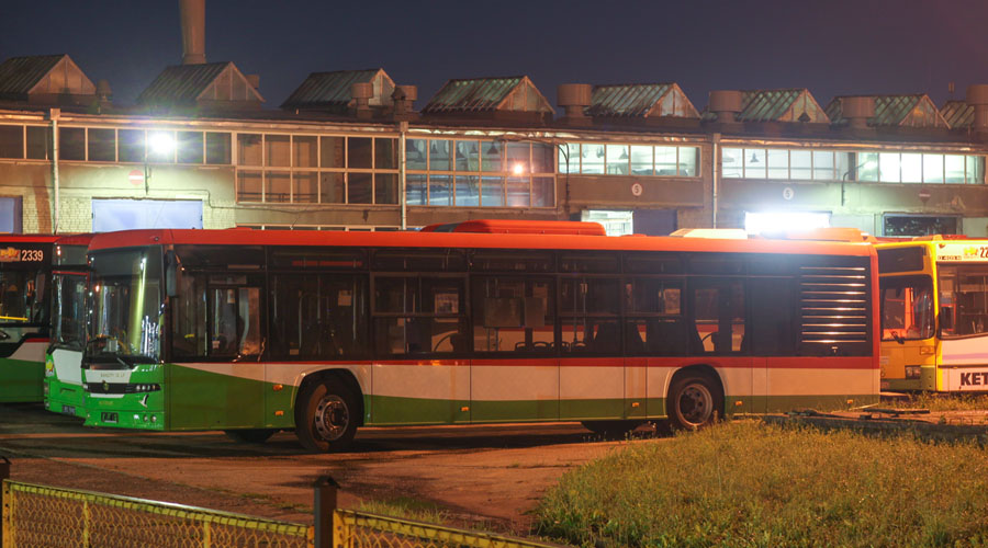 2370
Nówka na zajezdni Majdan Tatarski 15 sierpnia 2011 roku. Przed wejściem do ruchu na linii autobusy bez oznaczeń pojawiały się na zajezdni autobusowej, gdzie przygotowywano je do ruchu.
