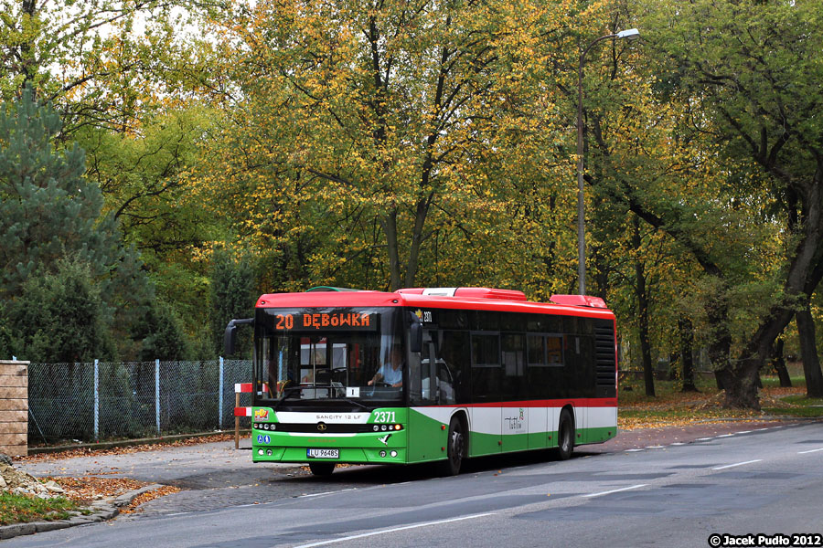 2371
Linia 20 na ul. Zemborzyckiej jeszcze przed wybudowaniem sieci trolejbusowej. Nieco później na tej linii zaczęły się pojawiać trolejbusy z agregatem.
