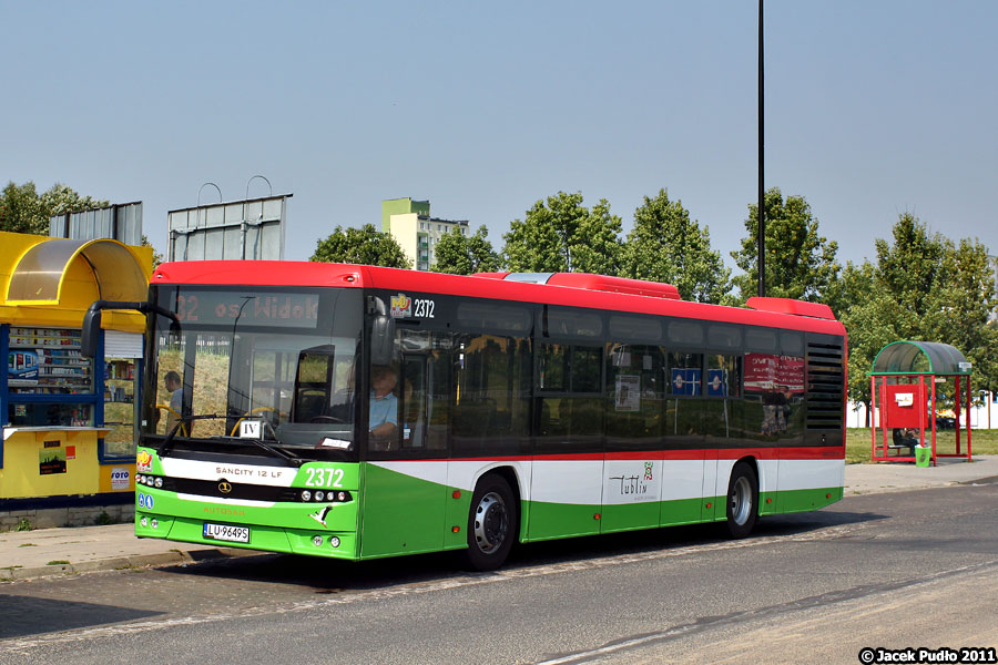 2372
Autosan w drugim dniu eksploatacji na pętli osiedle Widok. Nowe autobusy w barwach miejskich robiły dobre wrażenie.
