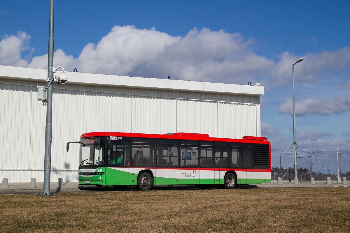 2378
Autosan pod terminalem lotniska w Świdniku zakończył kurs linii 5 i zaczął długą przerwę między kursami. Terminal jest odsunięty od zabudowy, można pod niego dojechać ul. Szkolną lub Jana III Sobieskiego.
