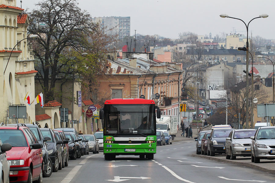2381
Ulica Świętoduska jak zwykle obstawiona samochodami. Gdzieś w latach 70. wprowadzano tu zmiany organizacji ruchu i jeden kierunek - pod górę, co wiązało się z próbami udrożnienia ruchu w centrum.
