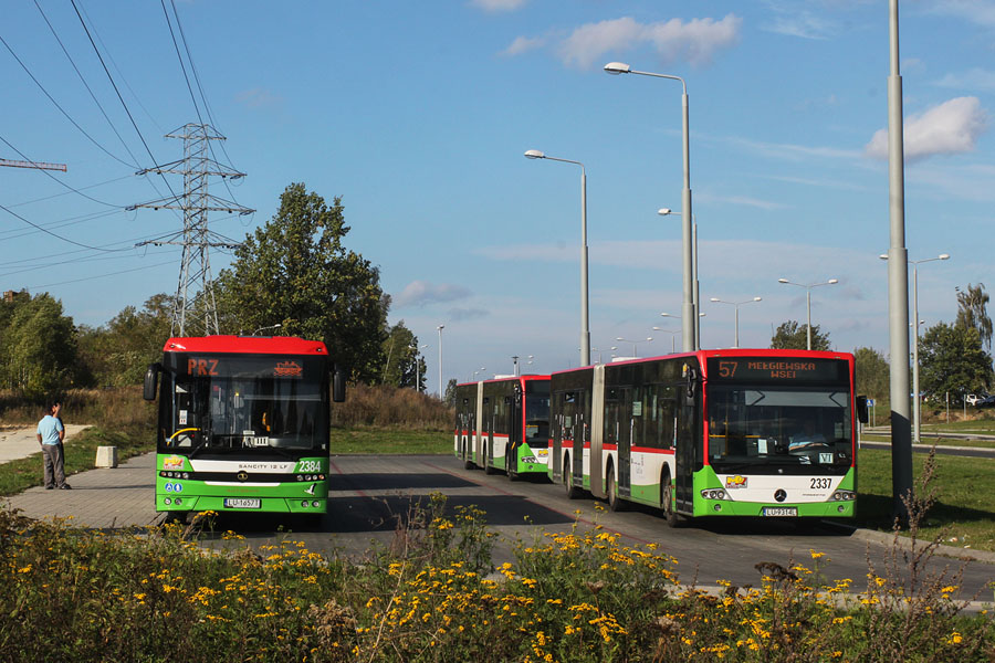 2384
Nowy Autosan 2384 na pętli osiedle Poręba, która była jeszcze w miarę nowa i pozbawiona sieci trolejbusowej, choć od początku zbudowano ją z metalowymi słupami trakcyjnymi w celu późniejszego montażu sieci.
