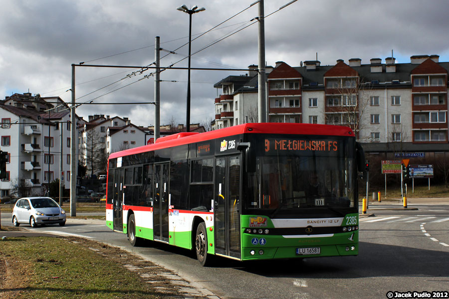 2385
Ubiegły i obecny rok to czas, w którym Lublin stał się bastionem Autosana. 28 autobusów miejskich to duża ilość - ostatnio sanocka fabryka dostarczała takie w minionej epoce i był to prosty model H9-35, obecny również w Lublinie. Hadziewiątki tego typu, dostarczane w latach 70., miały jednak za niską pojemność i bardzo krótką żywotność. Po nowych autosanach z solidnymi szkieletami ze stali nierdzewnej, silnikami Iveco i osiami ZF można spodziewać się dużo więcej. 
