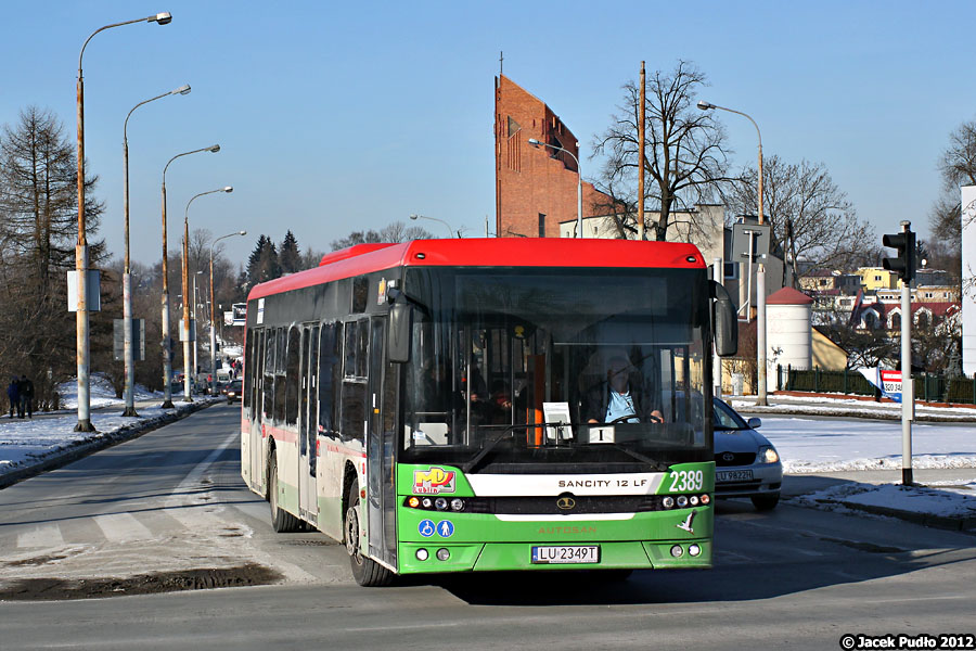 2389
Mróz i opady śniegu - to sprawiało, że na ulicach pojawiły się duże ilości soli. Autosany posiadały duże wycięcia w nadkolach, przez które brud spod kół wywiewało na całą karoserię. Tu jednak pracowicie oczyszczono okna z brudu.
