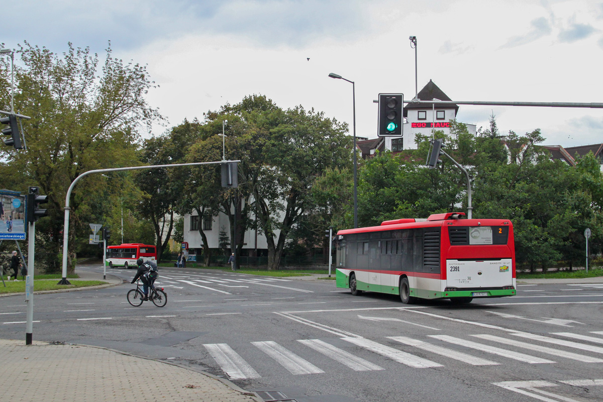 2391
Autosan na tle budynku XXIII LO, który w latach 90. wyróżniał się nowoczesną architekturą na tle dotychczasowych budynków z okresu PRL.

