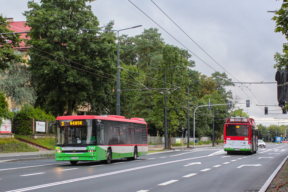 2392
Autosan na linii 3 w drodze z jednego końca miasta na drugi mija miejsce, gdzie kiedyś był przystanek - pod wieżą ciśnień. W drugą stronę 3901 na 155.
