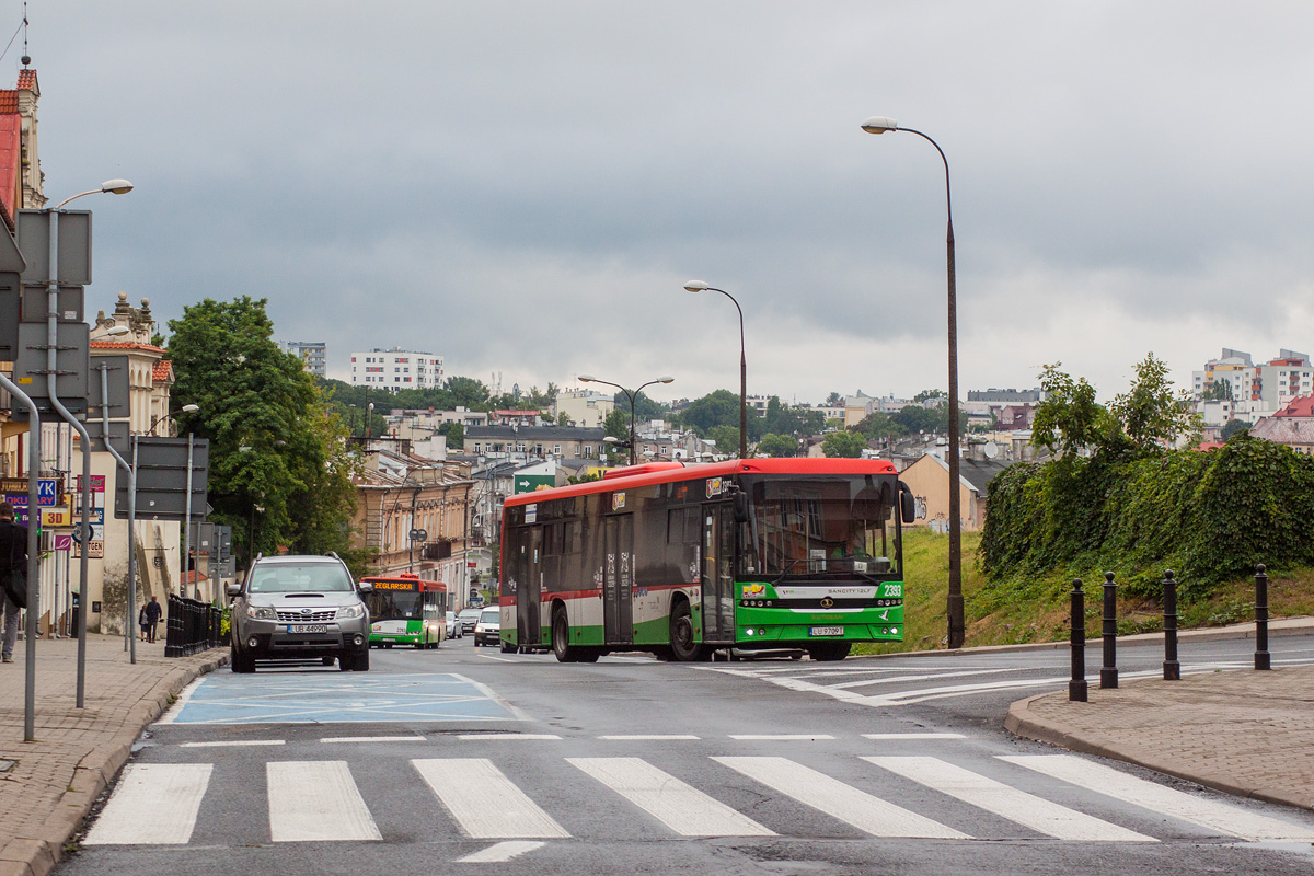 2393
Autosan mija niezagospodarowany teren dawnych Arkad. Jeszcze w latach 80. uwieczniane były na zdjęciach autobusy jadące tu nawprost, w poprzek obecnego deptaku.

