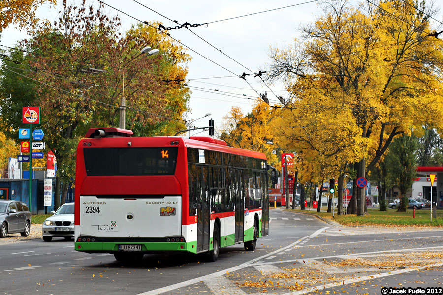 2394
Nowy Autosan na linii 14 przejeżdża w stronę Al. Zygmuntowskich pod starego typu skrzyżowaniem sieci trolejbusowej.
