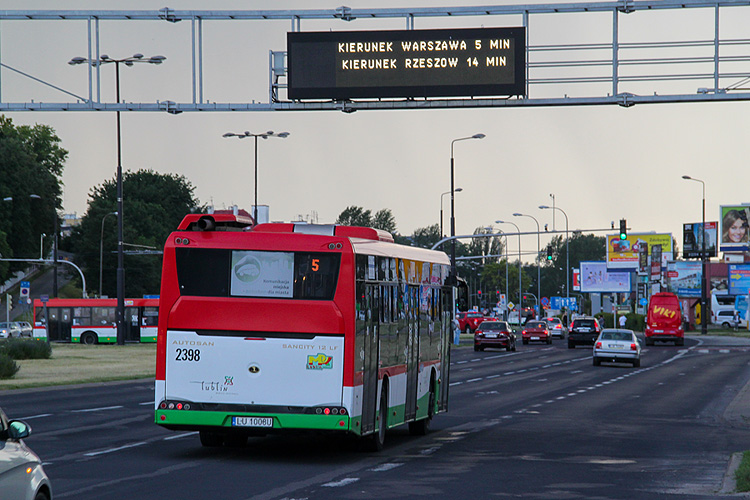 2398
Tym odcinkiem ulicy nie jeździ za wiele autobusów MPK - na zdjęciu Autosan na linii 5 wracający od strony Świdnika.
