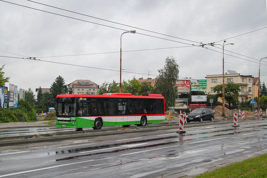 2399
Autosan w lipcu 2013 r. przemierzał modernizowane skrzyżowanie al. Kraśnickiej i Bohaterów Monte Cassino. Poprzednia modernizacja miała miejsce pod koniec lat 90., kiedy wybudowano tutaj wyspę rozdzielającą jezdnie al. Kraśnickiej.
