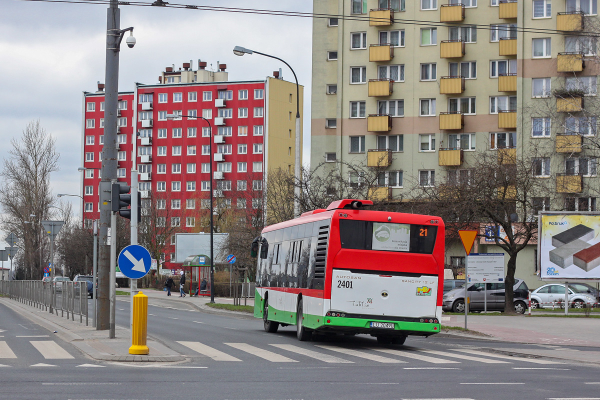 2401
Autosan skręcił w ul. Krańcową i minie wieżowce osiedla Maki, zmierzając w stronę Wrotkowa.
