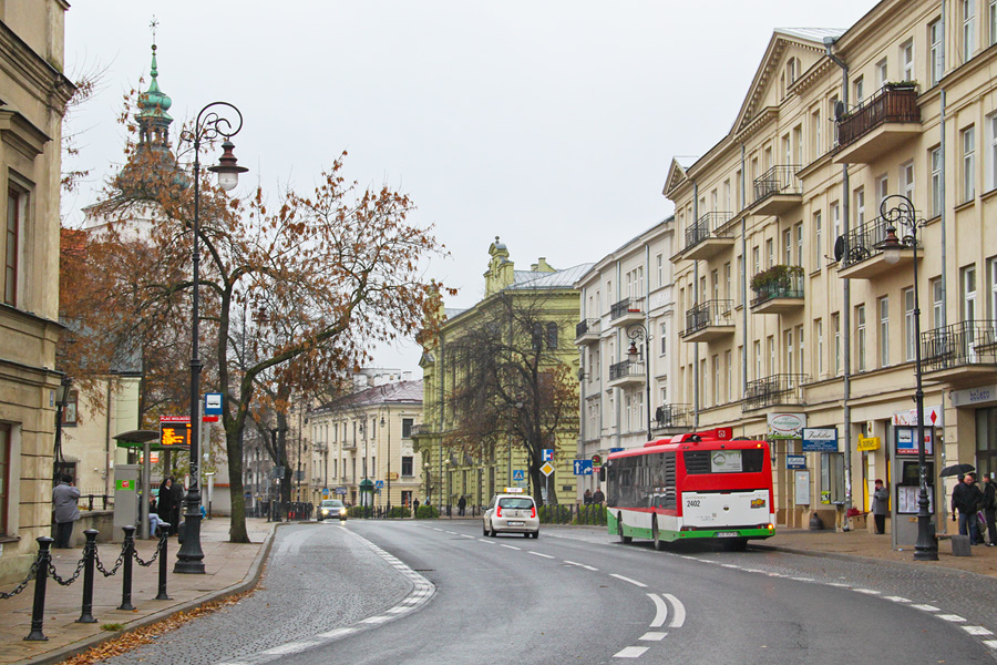 2402
Pusty plac Wolności w świąteczny, listopadowy dzień. Tuż obok znajduje się biblioteka, w której można zobaczyć archiwalne numery prasy codziennej takiej jak Życie Lubelskie, Sztandar Ludu czy Kurier Lubelski, gdzie poznać można wiele ciekawych historii z życia Lublina z lat 1946-1989.
