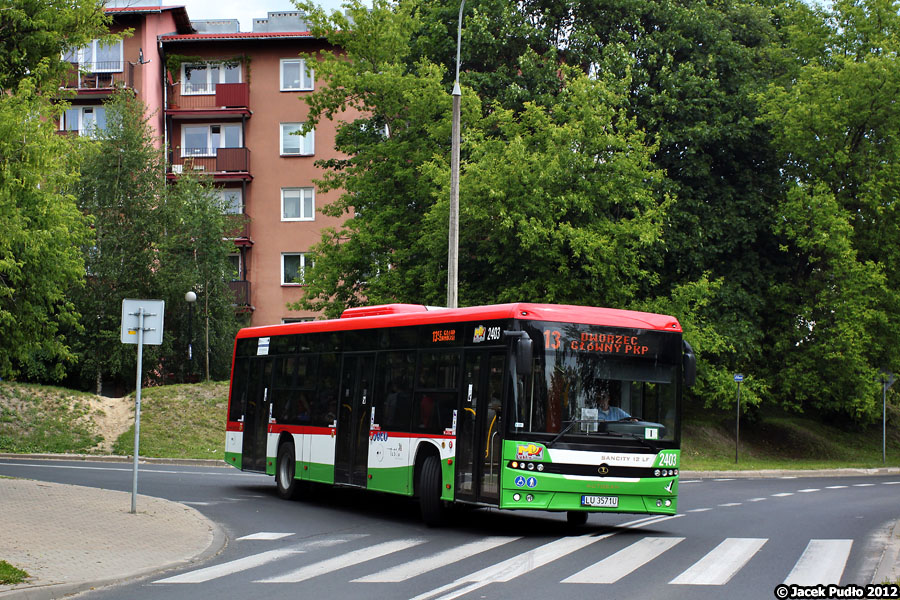 2403
Autosan na linii 13, docierającej przez wiele lat tylko pod dworzec PKP, skręca z ul. Kosmowskiej w ul. Północną. Niegdyś za Autosanem po lewej znajdowała się cegielnia, której komin wysadzono w powietrze.
