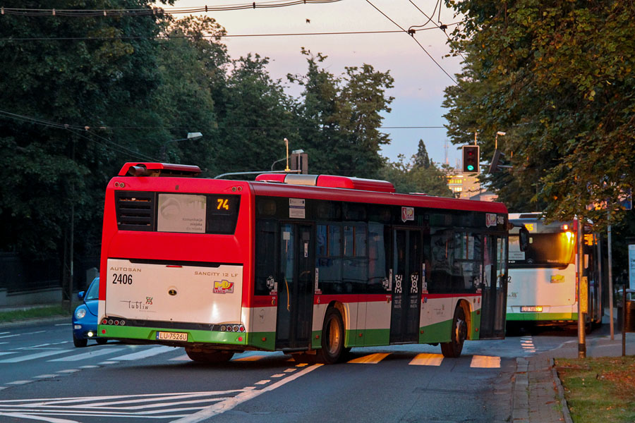 2406
Autosan na linii 74 w zachodzącym słońcu. Racławickie przed przebudową.
