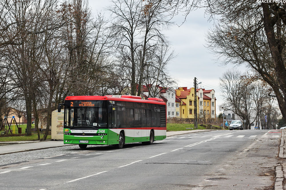 2408
Autosan podjeżdża na przystanek obok dawnego Słomianego Rynku na Kalinowszczyźnie, który był założonym w XVI wieku rynkiem przynależącym do osady położonej blisko Lublina.
