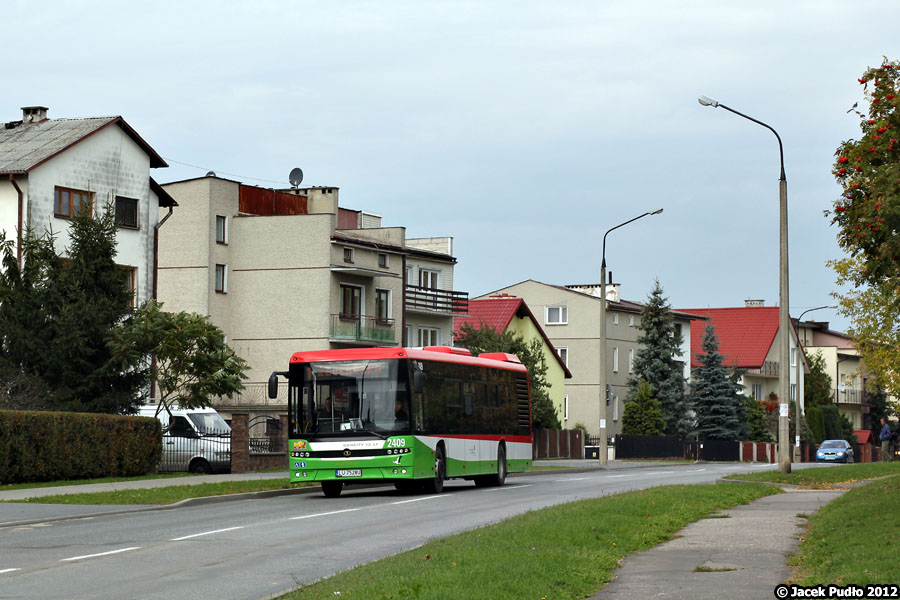 2409
Nówka na linii 1 w kierunku pętli na Żeglarskiej przemierza ul. Romera. Ulica ta jest nietypowa o tyle, że z jednej strony są bloki, a z drugiej - domy jednorodzinne.
