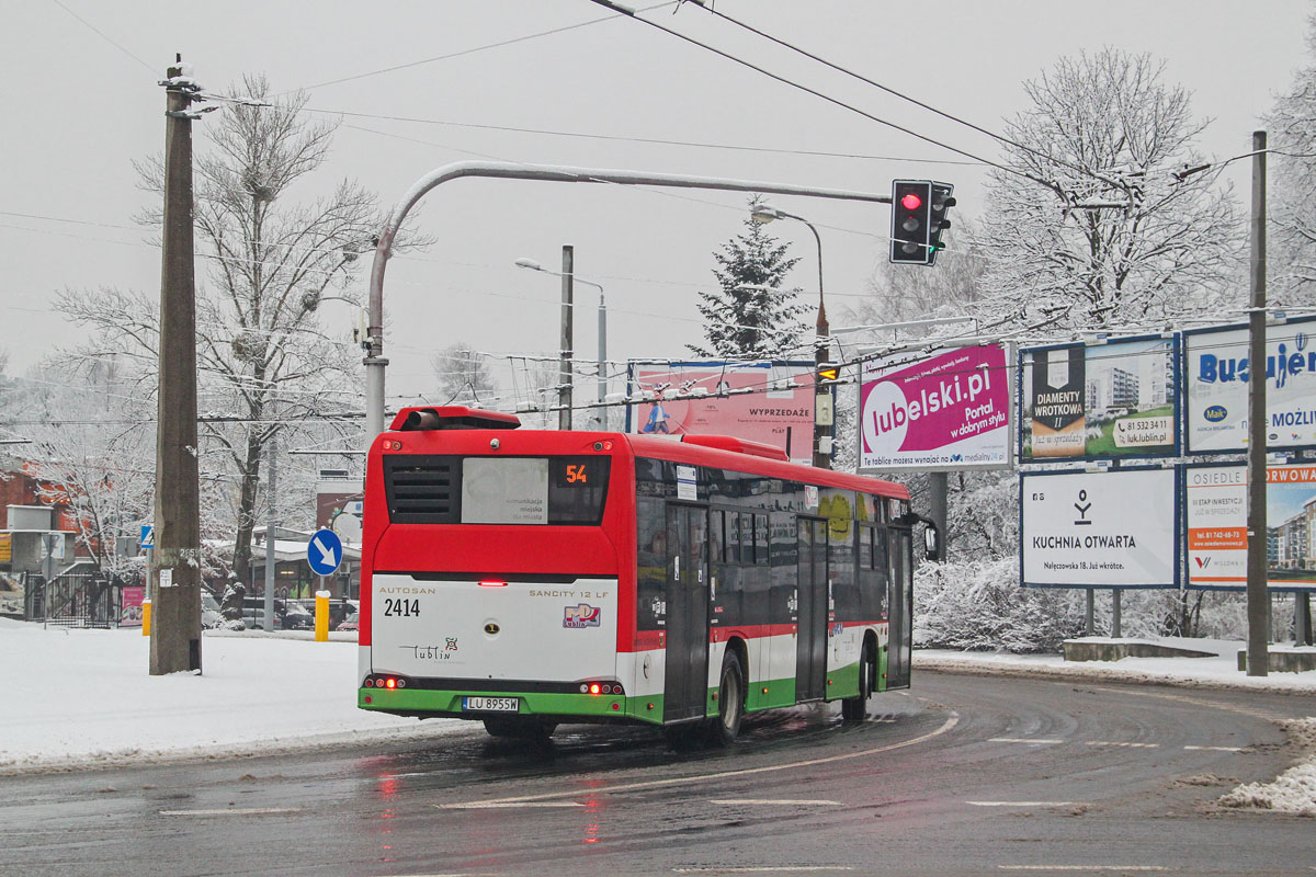 2414
Autosan na linii 54 zawraca na rondzie na Zana przy Wileńskiej. W tle zimowa aura. Po prawej niestety mnogie tutaj reklamy.
