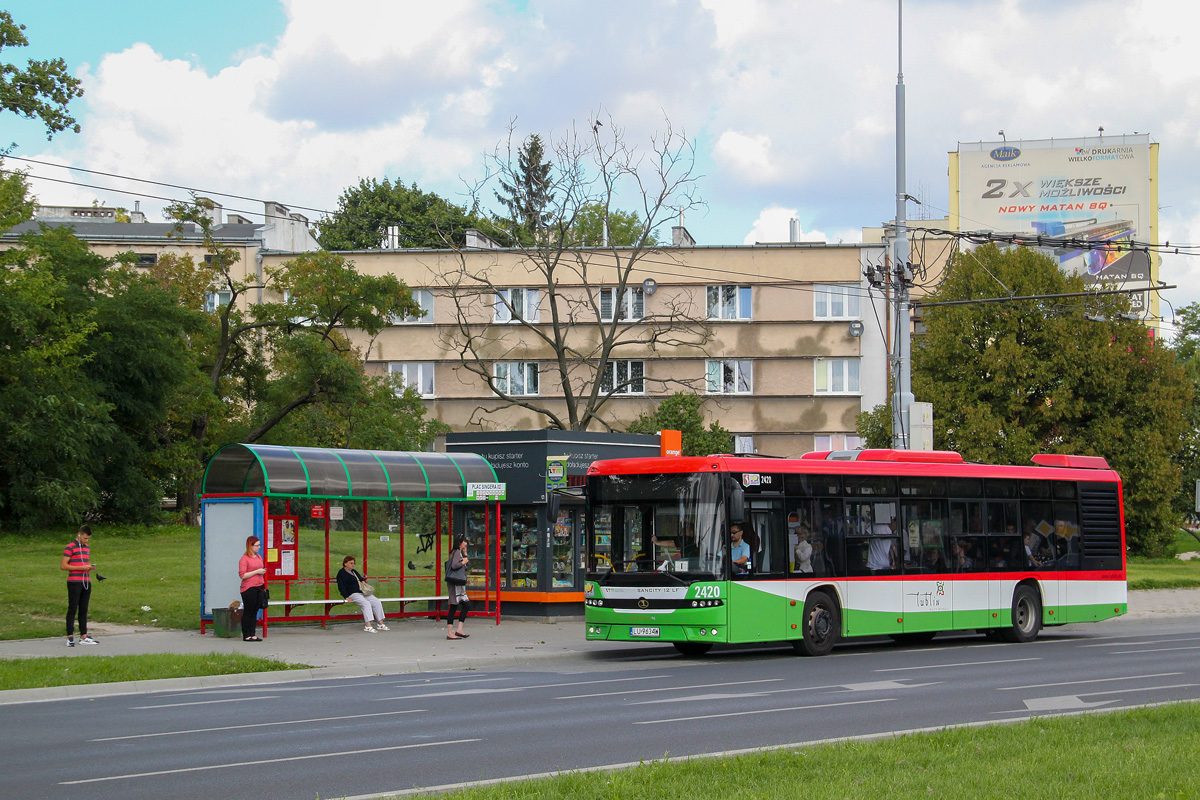 2420
W czasach PRL na tym placu stał pomnik Bieruta, który został wyburzony podczas transformacji ustrojowej.
