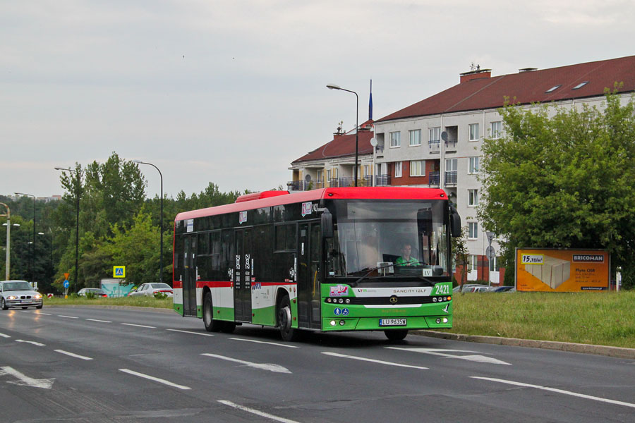 2421
Po wybudowaniu obwodnicy aleja Sikorskiego nieco się rozluźniła. W tle bloki z drugiej połowy lat 90. - jako nowe były bardzo modne i nowoczesne.
