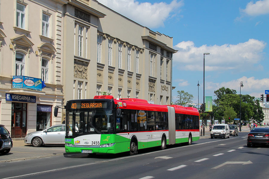 2455
Nowy, przegubowy Solaris na głównej ulicy miasta na tle kamienic i gmachów.
