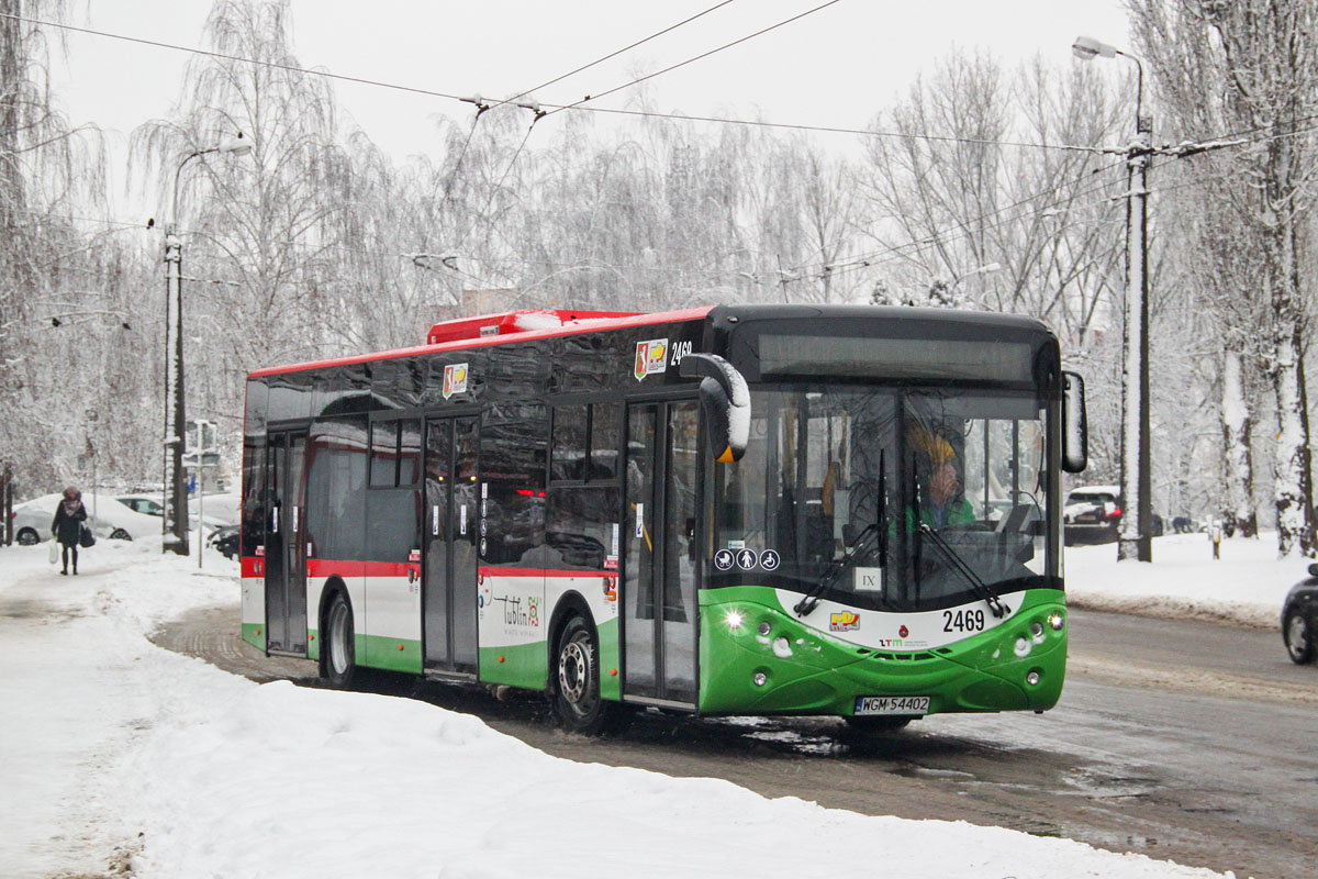 2469
Ursus na linii 39 w zimowej aurze rusza z przystanku w stronę Zadębia. Wprowadzenie tych autobusów pozwoliło wycofać Jelcze M121M i Mercedesy O405N2.
