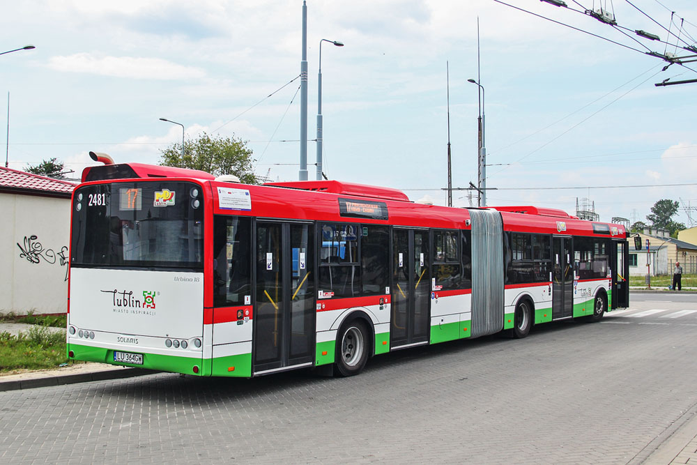 2481
Współczesne autobusy przegubowe są długie i mają stosunkowo dużą masę. Jest dużo wyposażenia elektrycznego oraz wydajna klimatyzacja. Silnik napędza 3 alternatory, potrzebne do zasilania elektroniki, wyświetlaczy czy elektrycznych klap dachowych. Na dachu są dwa moduły klimatyzacji przestrzeni pasażerskiej i klimatyzator kabiny kierowcy. Wszystko to przekłada się na zużycie paliwa rzędu 60l/100km.
