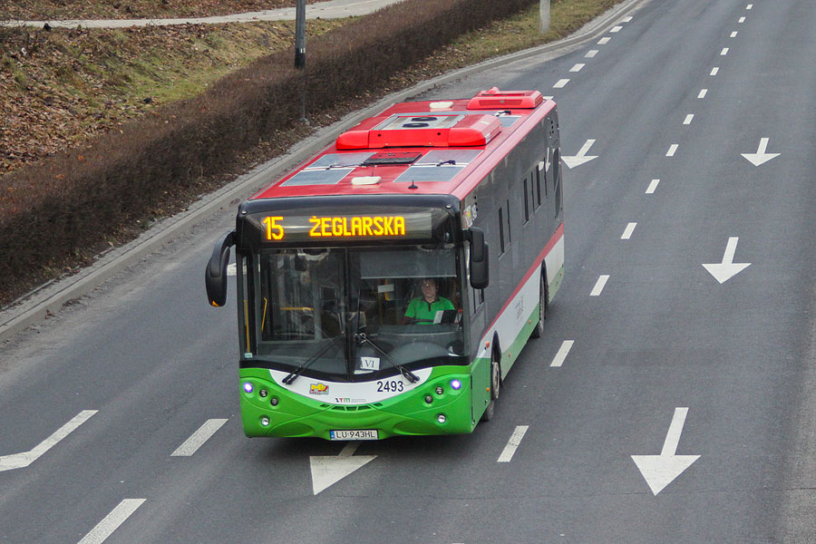 2943
Widok z góry na Ursusa, na dachu panele fotowoltaiczne poprawiające bilans energii elektrycznej w pojeździe.
