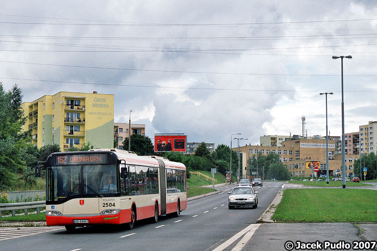 Solaris Urbino 18 #2504
Jedna z głównych tras na Morenę prowadzi przez szeroki i wysoki wiadukt nad niczym. Pod górę są na nim 3 pasy i rezerwa na czwarty, na środku jest miejsce na tramwaj, a w dół dwa pasy z rezerwą na trzeci.
