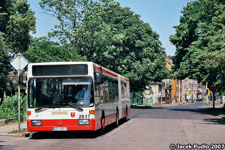 Mercedes O405GN2 #2617
Końcowy w Nowym Porcie. Krótkie i przegubowe używane mercedesy skutecznie zastępują stare jelcze i ikarusy, które niedługo znikną z gdańskich ulic.
