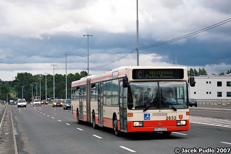 Mercedes O405GN2 #2632
Berlińczyk z jakże wyraźnym wyświetlaczem na linii C zmierza w kierunku pętli o bardzo niestrawnej nazwie.
