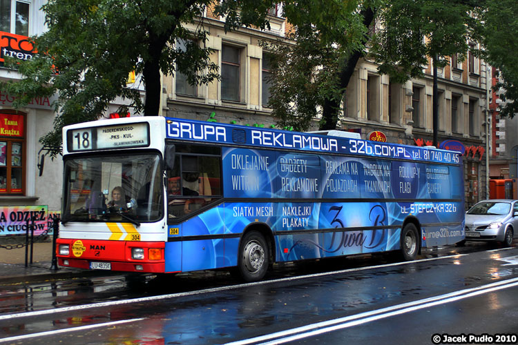 304
Prywatna, złotówkowa 18, jedna z 2 ostatnich. Wewnątrz autobusu nie ma żadnej informacji o przewoźniku, poza jego numerem. Gęsta siatka sprawia, że w środku jest ciemno. Fotele są wygodne, kilka z nich w ostatnim rzędzie zdemontowano. Wnętrze jest kremowe. Całkiem przyjemnie chodzi stara skrzynia ZF. Trzecie drzwi nie są używane.
