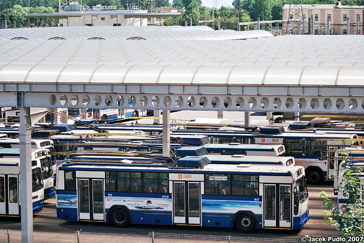 Jelcz 120MTE #3368 PKT Gdynia
Widok na trolejbusy stacjonujące na nowej zajezdni trolejbusowej od strony zachodniej, z Estakady Kwiatkowskiego. Zadaszony plac postojowy to rozwiązanie unikatowe w skali kraju.
