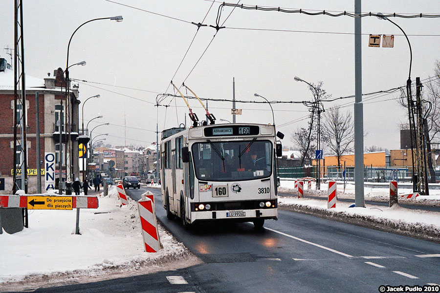 3810
MPK planuje szybki zakup 30 trolejbusów. Jeśli ta wizja zostałaby zrealizowana, to peerka z opornikowym sterowaniem z codzienności stałaby się rzadkością - na chwilę obecną jest w końcu na stanie 36 takich trolejbusów. Odnośnie zaś zdjęcia, wokół trolejbusu trwa budowa skrzyżowania z Krańcową. Przy okazji postawiono w tym miejscu dużo nowych słupów trakcyjnych.

