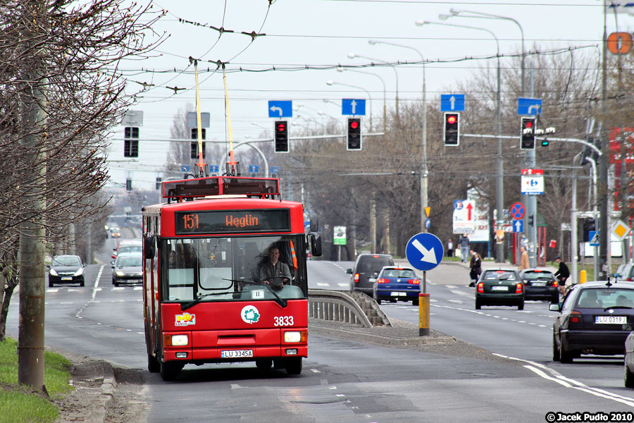 3833
Kiedyś dobra nawierzchnia Kraśnickiej kończyła się w tym miejscu. Teraz i ona jest już dosyć zużyta. Odwleka się zaś poszerzenie i odnowa dalszego odcinka - miasto w pierwszej kolejności musi zbudować dojazdy do obwodnicy, na które brakuje pieniędzy.
