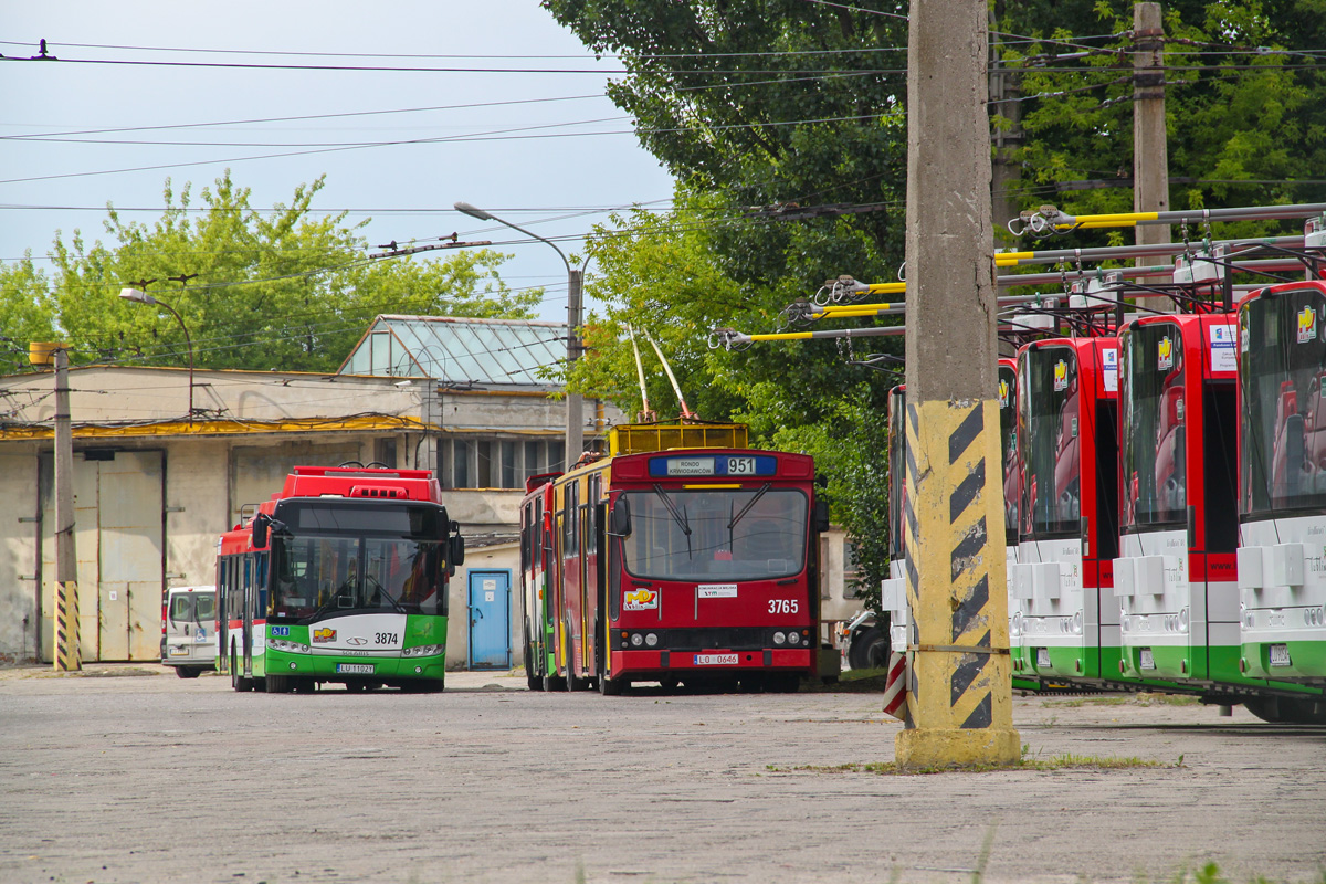 3874
Rok pełen przemian, czyli 2014 - na zdjęciu nowy 3874, obok niego 3765 przygotowany do wywozu na Ukrainę, a po prawej niewprowadzone jeszcze do ruchu nowe Trollina 18.
