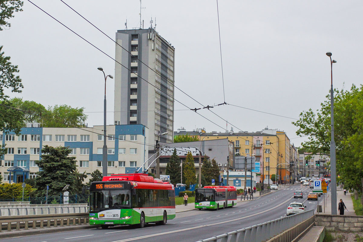 3875
3875 wjechał na most na Bystrzycy, wyremontowany w latach 90., a w tle widać wieżowiec wybudowany w latach 60. dla zjednoczeń przedsiębiorstw, jakie funkcjonowały w socjalistycznej gospodarce.
