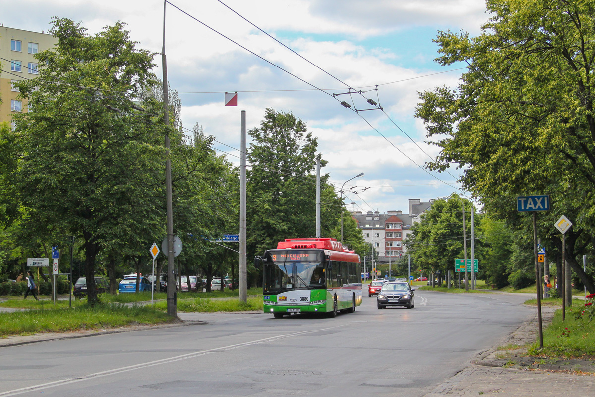3880
2015 rok czyli okres przejściowy - linia 9 już trolejbusowa, ale jeszcze nie zmieniona na 159, a ulica Bohaterów Monte Cassino już z siecią, ale jeszcze przed remontem.
