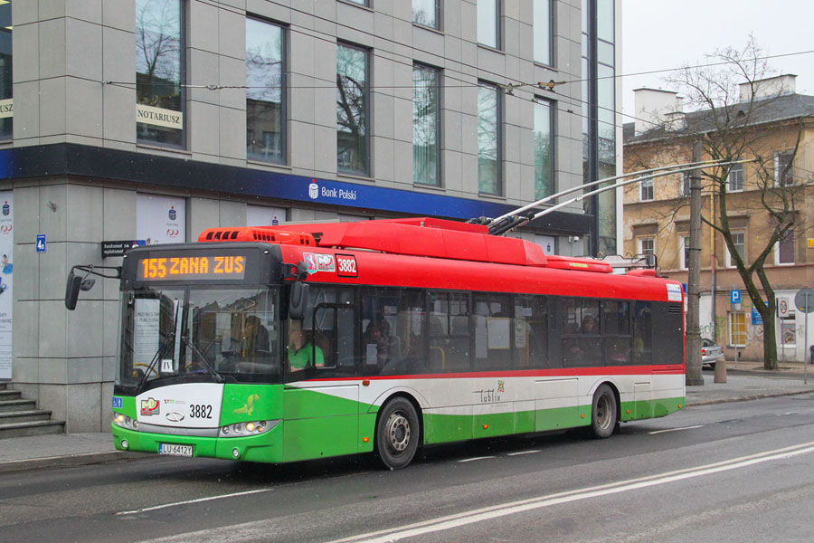 3882
Trollina z numerami 3874-3893 to wersja z agregatem dieslowskim na bazie silnika Iveco, umożliwiającym jazdę bez sieci.

