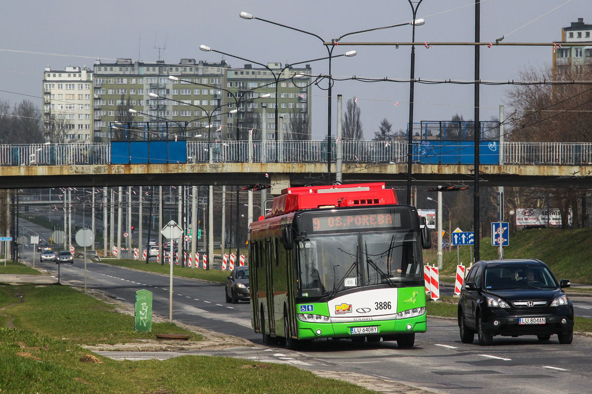 3886
W 2015 r. na Armii Krajowej - już od paru lat z siecią trolejbusową, ale jeszcze przed remontem nawierzchni.
