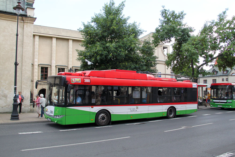 3888
2015 rok, linia 9 zamieniona na trolejbusową. Trolejbus mija budynek biblioteki, gdzie można zobaczyć różne archiwalne dzienniki, jak Życie Lubelskie, Kurier Lubelski czy Sztandar Ludu, gdzie opisywane są różne wydarzenia z historii Lublina, w tym z dziejów komunikacji.
