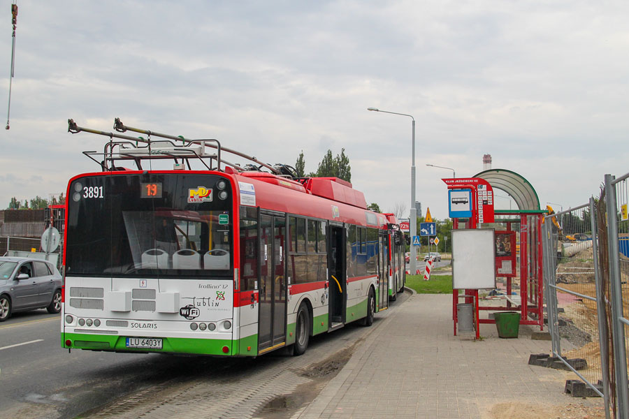 3891
Zdjęcie z okresu przebudowy ul. Krochmalnej, wiążącej się z budową nowego wiaduktu. Sieć została zdemontowana i trolejbusy korzystały z agregatu lub baterii.
