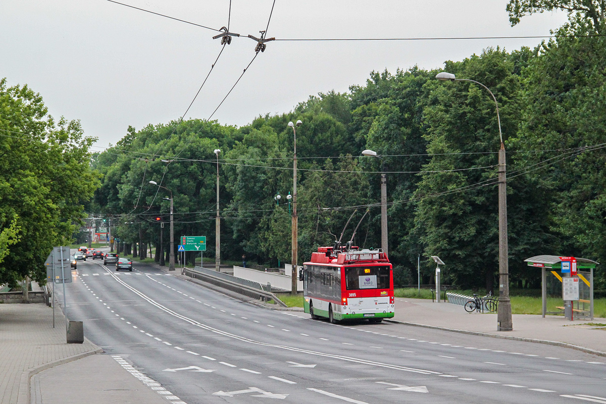 3895
Dwuletni 3895 rusza, by pokonać za chwilę most na Bystrzycy, zmodernizowany w latach 90. W tle widoczna bujna zieleń Parku Ludowego.
