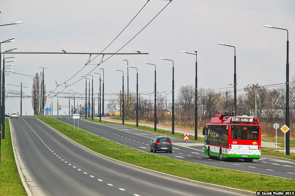 3898
Ursus w 2015 r. na jeszcze nowej wówczas Dekutowskiego i linii 153 niewiele wcześniej przedłużonej do ronda przy ul. Pancerniaków.
